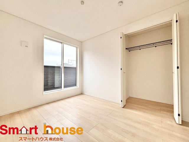 相模原市南区磯部　新築1棟の洋室|光が沢山取り込める大きな窓。2面採光なので、日差しを長時間受ける事が出来る暖かいお部屋です。