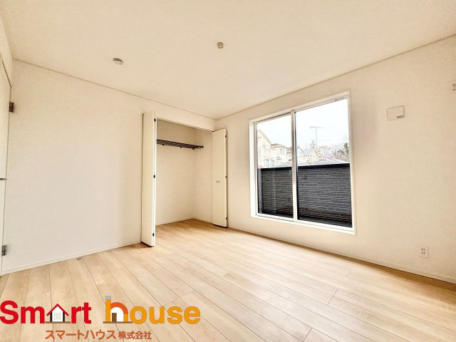 相模原市南区磯部　新築1棟の洋室|大きな窓からたっぷりの日差しが降り注ぐ明るい室内です。気持ちの良い朝日を受けて、目覚めの良い健康的な朝を迎えられそうです。 