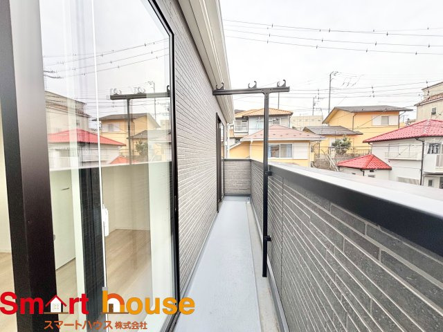 相模原市南区磯部　新築1棟のバルコニー|陽当りの良いバルコニーは、物干しセットを追加すれば、一度にたくさんのお洗濯物が干せるのが魅力！バルコニーは洗濯物を干すだけの場所じゃなく、家族のゆとりのある時間を演出するプライベート空間。