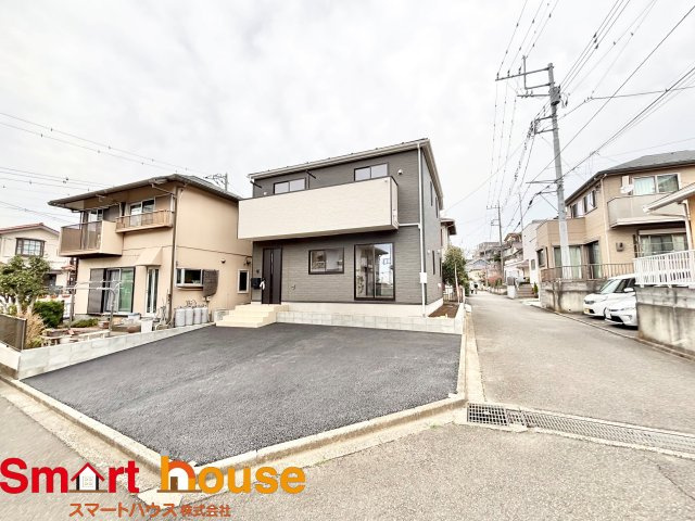 相模原市南区磯部　新築1棟の前面道路含む現地写真|オシャレな外観は、人の目を引くだけではなく自慢したくなりますね！植木を置いたりアレンジは、自由です。自分の好みに仕上げましょう♪