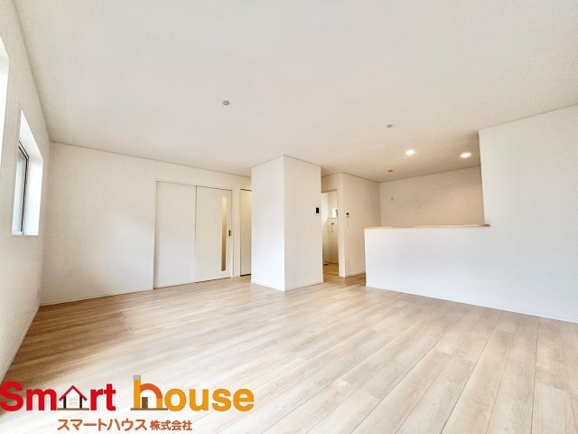 相模原市南区磯部　新築1棟の居間・リビング|家族の笑い声が聞こえてきそうな大空間♪大きめのLDKはそれだけで心が和みます。家族揃ってリビングで過ごすお休みの日が、楽しみになる場所となることでしょう。