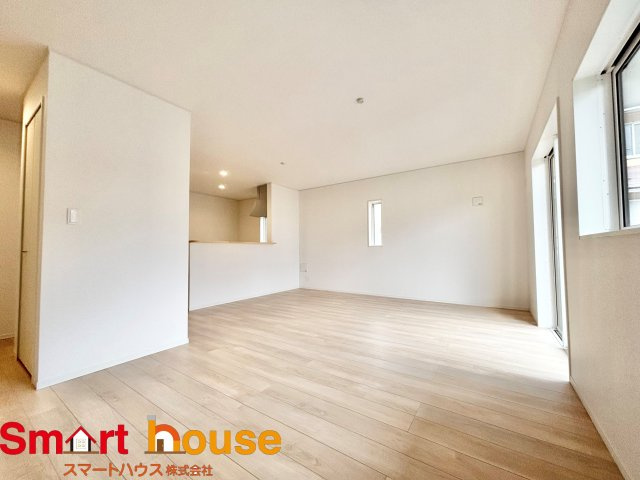 相模原市南区磯部　新築1棟の居間・リビング|ここにはみんなが集い、食事と楽しい会話が始まる。話に夢中になりすぎて、ついつい時を忘れてしまう。そんな束の間の幸せを感じさせてくれる場所。