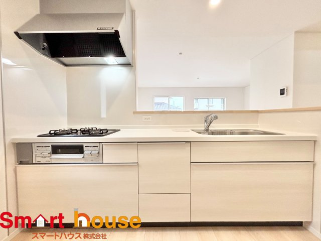 相模原市南区磯部　新築1棟のキッチン|ダイニングからワークスペースを見渡せる、見せるキッチン。ダイニングとの空間のつながりが、スペースのゆとりを生み出します♪