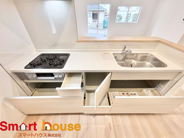 相模原市南区磯部　新築1棟のキッチン|幅広いキッチンに冷蔵庫、カップボードなどを設置しても楽々と料理できます！
スペースにゆとりがあると気持ちもいいですね♪