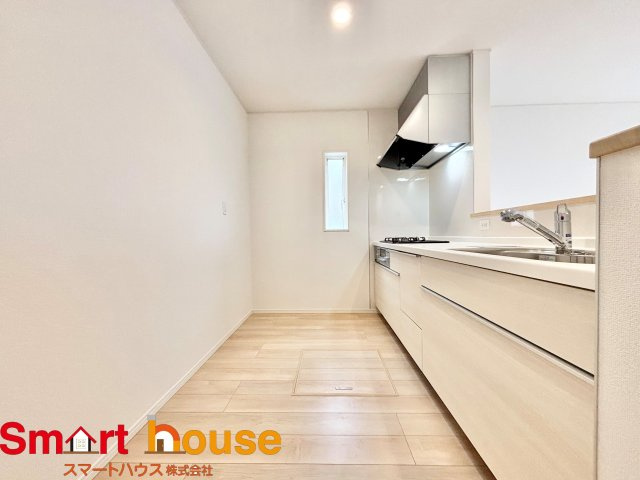 相模原市南区磯部　新築1棟のキッチン|大容量収納付きキッチンは、調味料などをスッキリさせ綺麗な空間で気持のいい料理を手助けします！