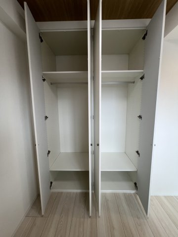 こちらのお部屋にも収納ついてます！