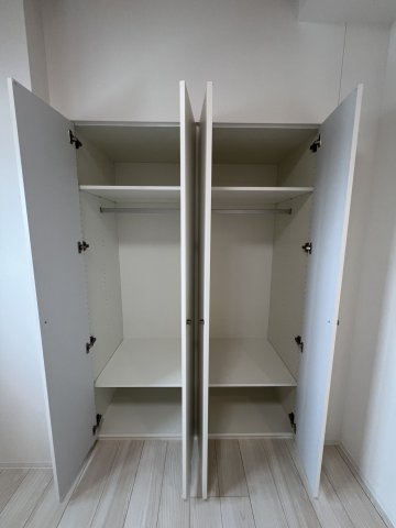 こちらのお部屋に収納あります！