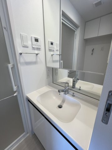 鏡が大きい洗面台です！