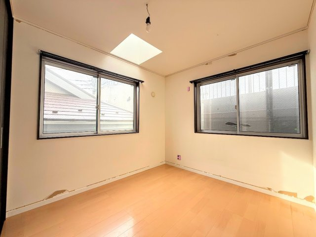 旭区市沢町　中古戸建の洋室|「リフォーム前」◆気持ちの良い風が室内へ入り込む居室。家具を配置しても広々ご利用いただけます！！
