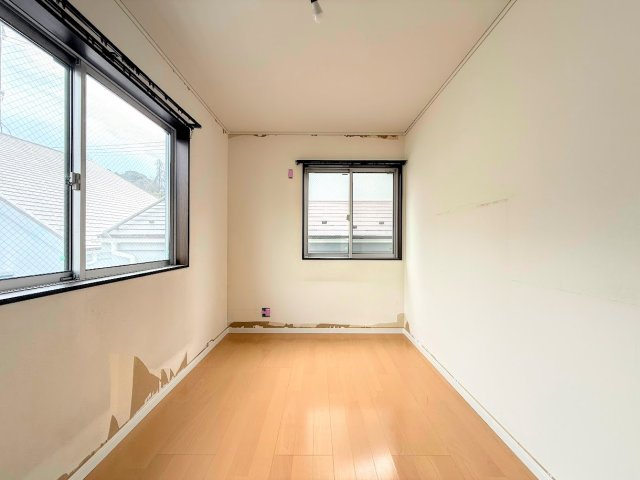 旭区市沢町　中古戸建の洋室|「リフォーム前」◆子どものスタディ空間として、あるいは書斎やホビールームとして生活スタイルに合わせて使えるプライベートルーム。居心地のいい落ち着いたインテリアが似合います。
