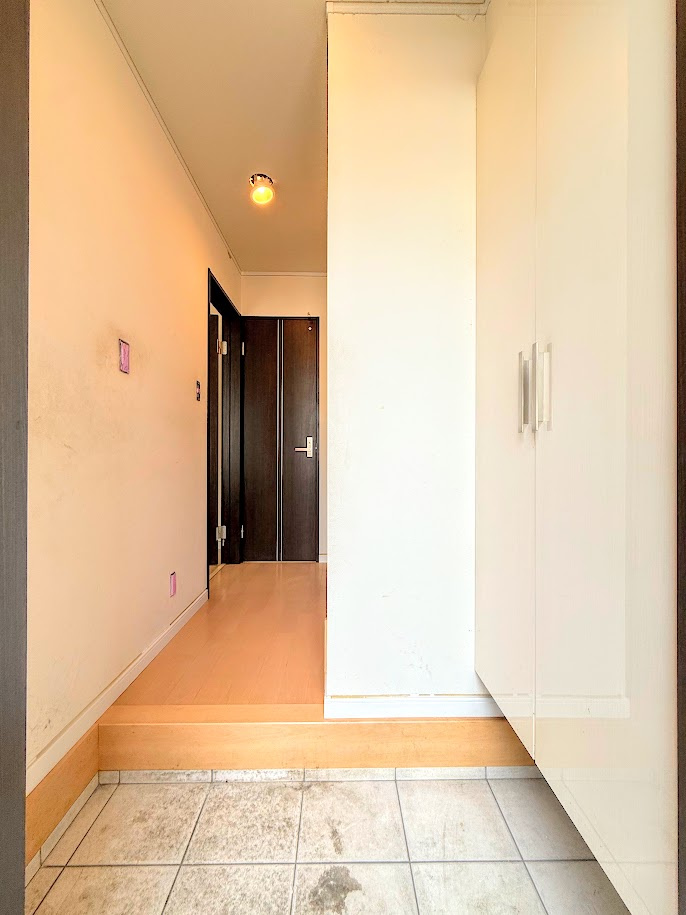旭区市沢町　中古戸建の玄関|「リフォーム前」◆明るい玄関です！散らかりやすい玄関もスッキリする大容量のシューズボックス付き。
