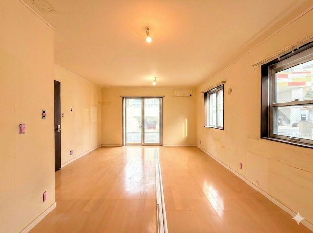 旭区市沢町　中古戸建の居間・リビング|「リフォーム前」◆一家だんらんのスペースとなるＬＤＫ。窓から明るい光が差し込み、思わず家族の会話も弾む快適な空間。
