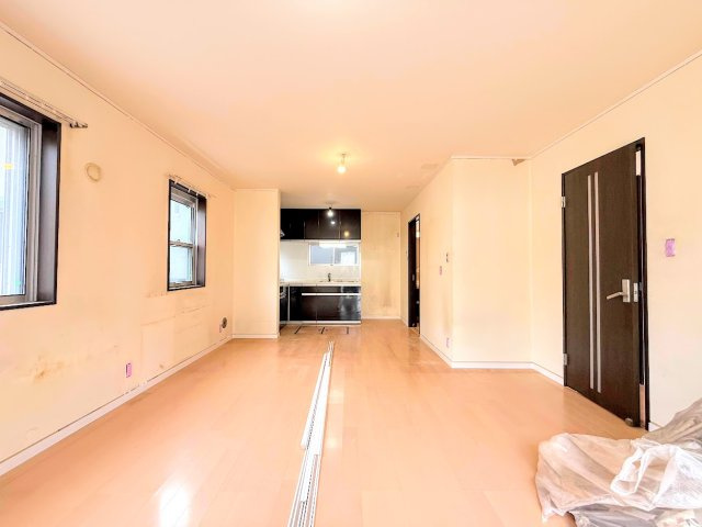 旭区市沢町　中古戸建の居間・リビング|「リフォーム前」◆家族で食卓を囲むダイニングスペースと、ソファでゆったりくつろぐリビングスペースがしっかり区切られているので家具の配置や用途を使いわけしやすいです。
