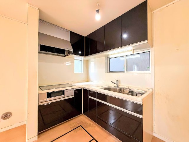 旭区市沢町　中古戸建のキッチン|◆動きに無駄がなくなるL字型を採用。リビングの様子を見ながら効率よく料理もできる賢いキッチンです。食洗機や浄水器などあると嬉しい設備も完備しています。
