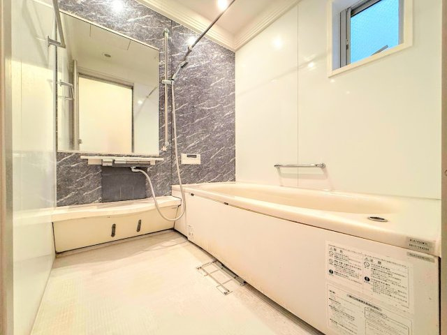 旭区市沢町　中古戸建の浴室|◆お子様と一緒にバスタイムを楽しめる広々空間。浴室乾燥機付で心地よいバスタイムを実現します。
