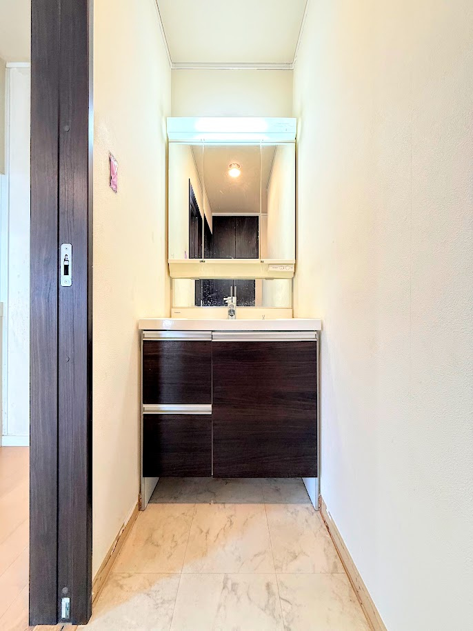 旭区市沢町　中古戸建の玄関|◆毎日使う場所だから、機能的で使いやすさに配慮したパウダールーム。すっきりと使えるように収納も豊富にご用意しています。
