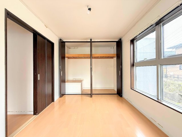 旭区市沢町　中古戸建の洋室|「リフォーム前」◆室内はいつも明るい印象なので気持ちの良い朝を迎えられます。各部屋にはクローゼットを完備しており、収納が多いお家はすっきりして快適空間です。
