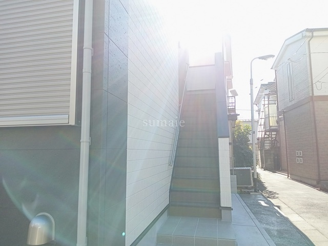 ハーモニーテラス赤羽イーストのロビー|２階に上がる階段です☆