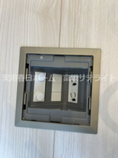 床にコンセントやテレビ線が隠れてます！