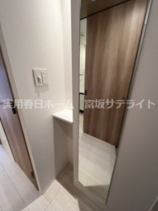 玄関の脇に小物置きと姿見があります！