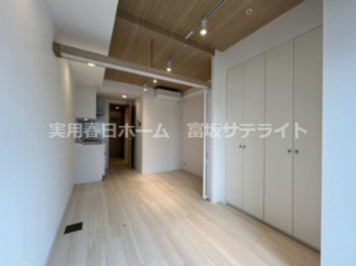 木目調の天井とスポットライトがおしゃれなお部屋です！