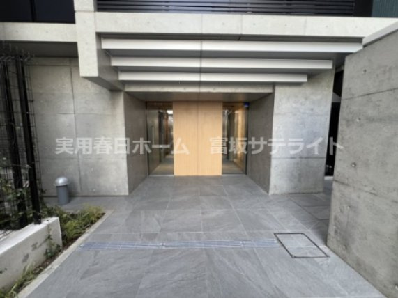 エントランスまでの作りもおしゃれです！