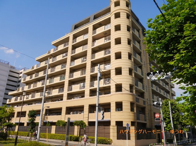 【外観】 | グランシティユーロコート赤羽 | 陽光浴びる外観がシンプルな外観をより際立たせ、人々の記憶に存在感を植え付けます。