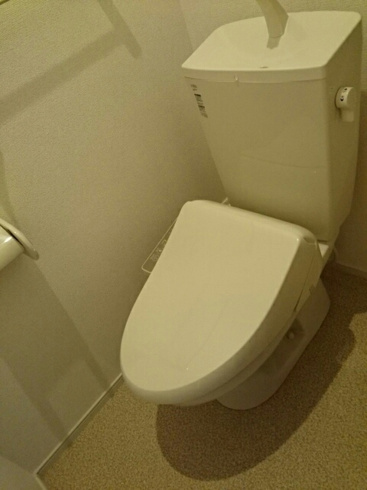 温水洗浄便座付きのトイレです♪