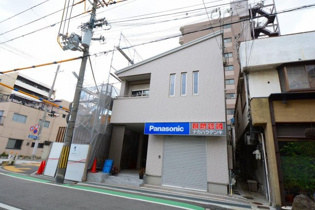オートロックで外部の人間が簡単に出入りできないため安心です。