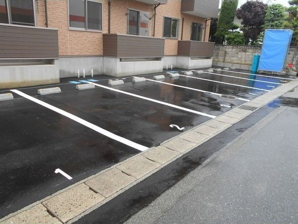 メゾン・ルーセス(MAISON・LUCESS)の駐車場