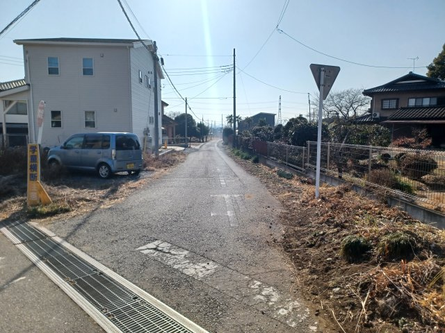 東松山市上野本土地627坪の前面道路含む現地写真|南東側道路