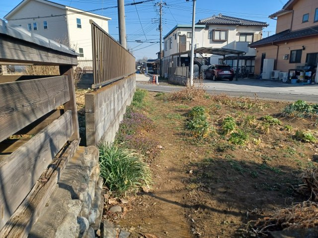 東松山市上野本土地627坪の外観|宅地と畑との間の通路