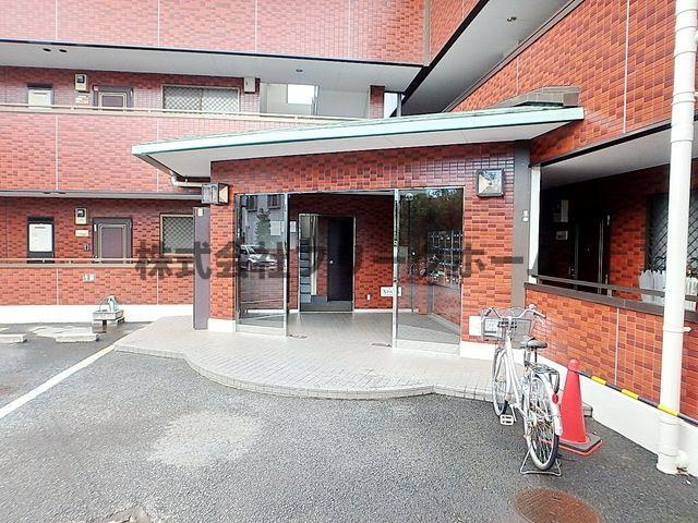 三鷹市井口１丁目の賃貸マンションのエントランス