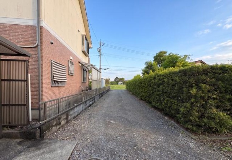 中古 戸建ての前面道路含む現地写真