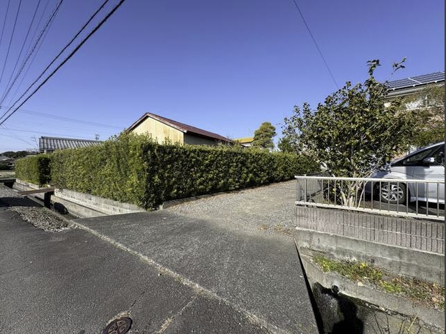 中古 戸建ての前面道路含む現地写真