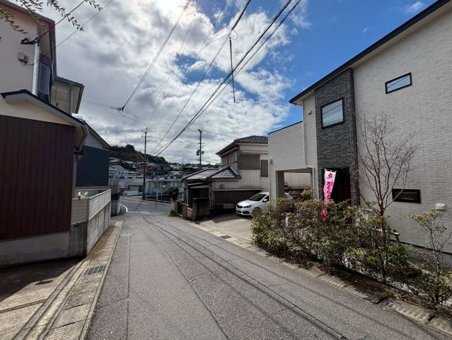 草牟田2丁目　中古戸建ての前面道路含む現地写真|閑静な住宅街の一画。通学もお買い物も安心の立地です。