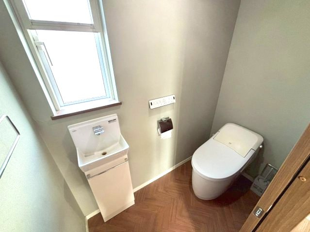 草牟田2丁目　中古戸建てのトイレ|2階のトイレです。独立した手洗い場付きです。