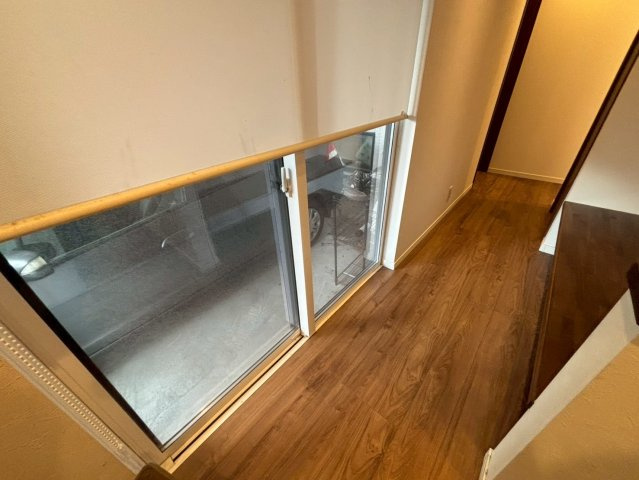 草牟田2丁目　中古戸建てのその他|廊下からガレージが見えます。