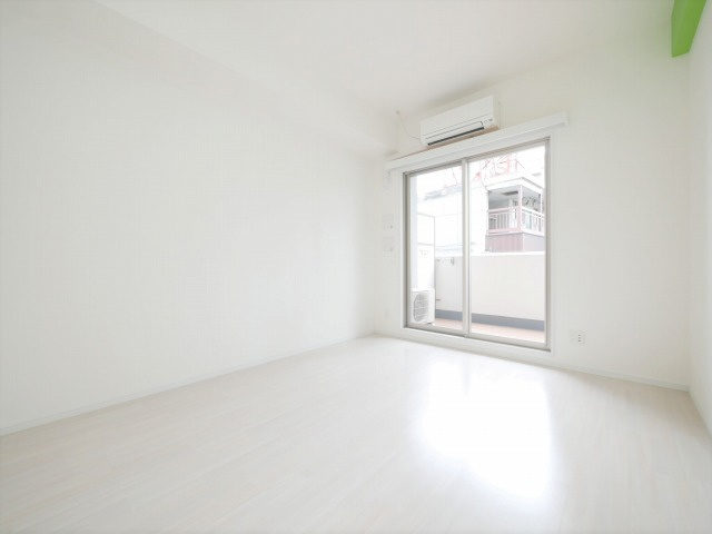 大阪市生野区中川１丁目の賃貸マンションの居間・リビング