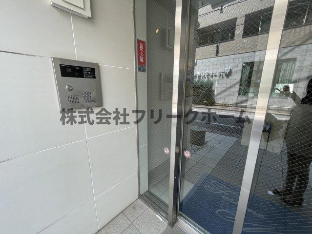 三鷹市下連雀３丁目の賃貸マンションのエントランス