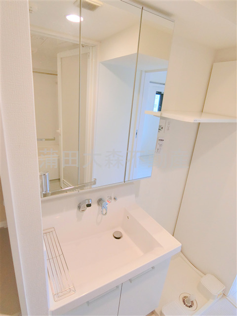 ステージグランデ蒲田アジールコートの洗面所|3面鏡の独立洗面台　洗面脱衣所　洗濯機置き場