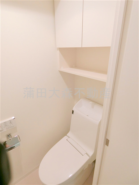 ステージグランデ蒲田アジールコートのトイレ|棚収納と温水暖房便座付きトイレ
