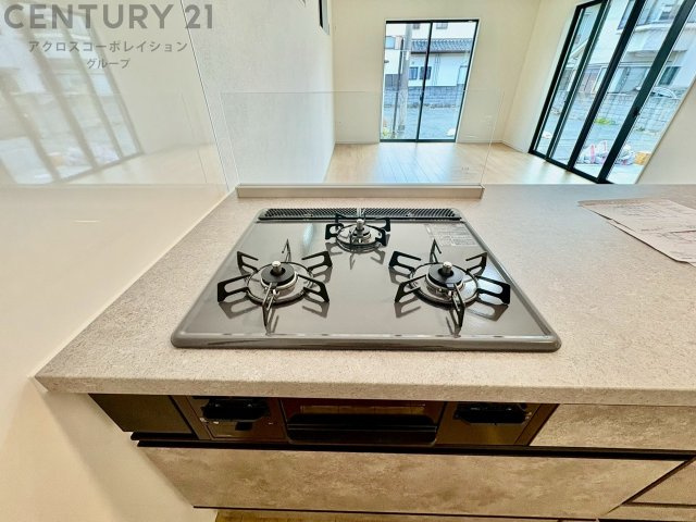 多数の調理器具を同時に使用でき、料理の効率化が可能。省エネで節約になり、様々な料理スタイルに適応できます。また、火力調整が独立しており、手入れや掃除もしやすく、今よりもっとお料理が楽しくなるかも。
