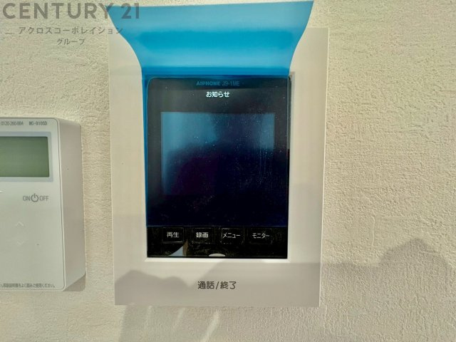 訪問者が来たときにテレビ画面で確認できるため、安心してドアを開けられます。録画機能があるものもあり、留守中に来訪者を記録しておくことができます。利便性が高く、セキュリティ面でも安心です。
