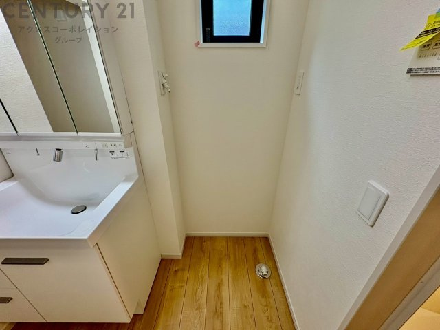 洗濯物の仕分け作業がしやすく、整理整頓が容易になります。洗濯音や湿気を他の部屋に持ち込まず、生活環境を快適に保ちます。上部を活用すれば収納スペースを確保でき洗剤や洗濯用品の整理もしやすくなります。
