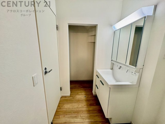 衣服の収納や脱ぎ着や整理整頓がしやすく、湿った衣類を乾燥させるスペースがありカビや臭いの発生を防ぎます。床の汚れを他の部屋に持ち込まず清潔を保つことができます。また快適な入浴環境の整備にも役立ちます。