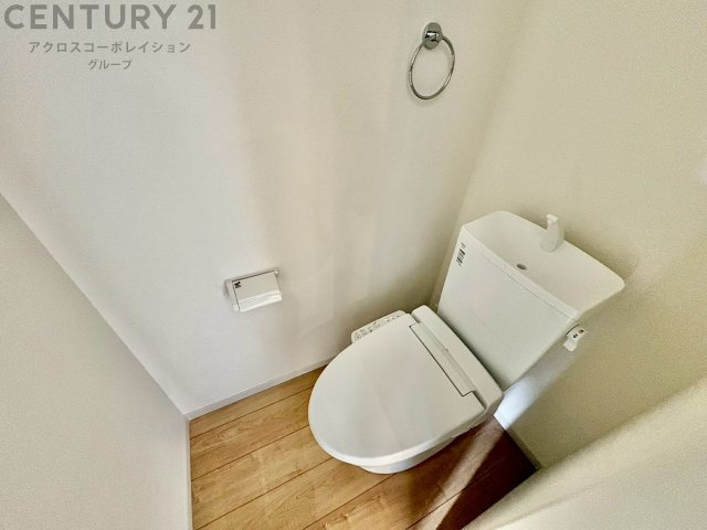 温水洗浄便座付トイレは温水洗浄機能により、暖かい水でおしりを洗浄することができ、冷たい水を使う従来の便座に比べ、温水洗浄機能で暖かいトイレを提供し、快適な使用を可能にします。