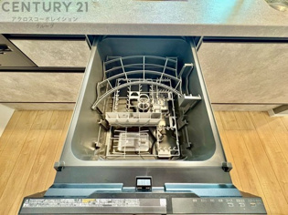 食器洗浄乾燥機は手洗いに比べて時間や労力を節約できます。また、高温のお湯で洗浄されるため、雑菌や細菌を殺菌する効果もあります。さらに、乾燥機能があるため、手で拭く手間も省け衛生的に保管できます。
