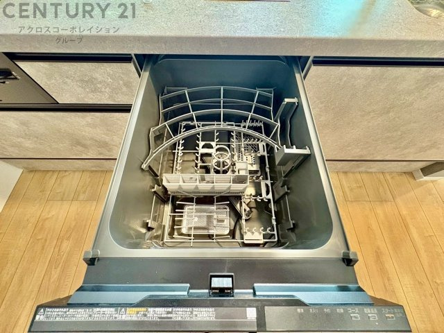 食器洗浄乾燥機は手洗いに比べて時間や労力を節約できます。また、高温のお湯で洗浄されるため、雑菌や細菌を殺菌する効果もあります。さらに、乾燥機能があるため、手で拭く手間も省け衛生的に保管できます。