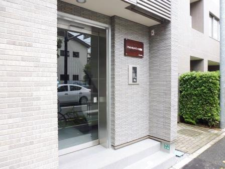 フォレストメゾン六義園のエントランス